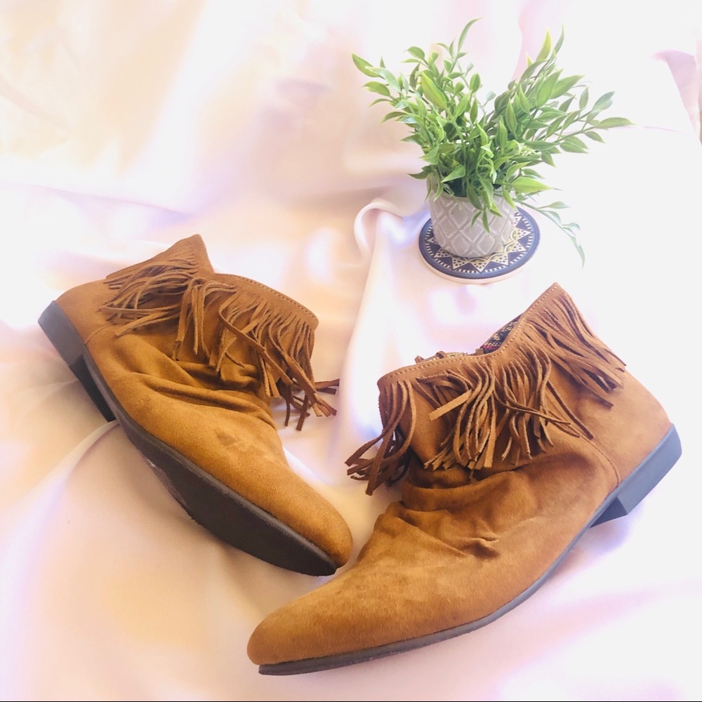 Ankle bootie moccasins tan size 13 fringe